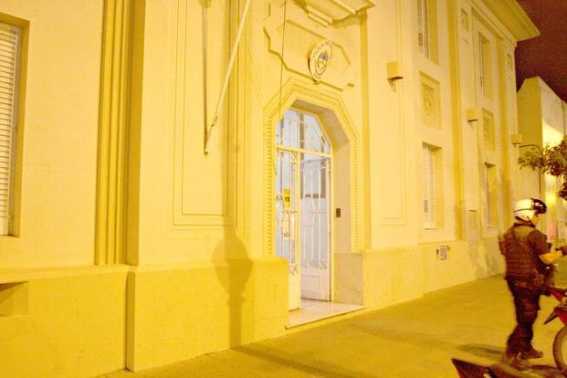 Imputarían a varios jefes policiales por los sobres con plata en la Departamental