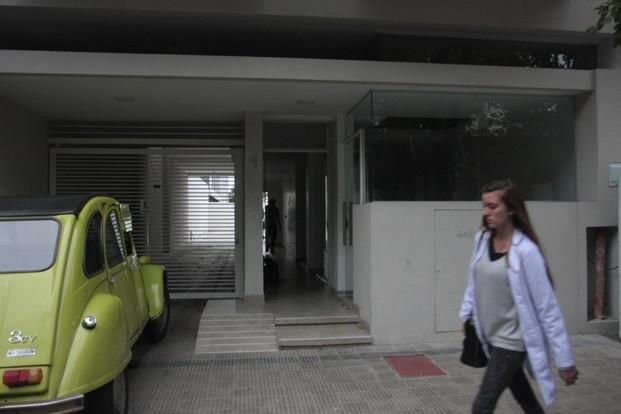 Desvalijaron un departamento en un edificio de 1 y 64