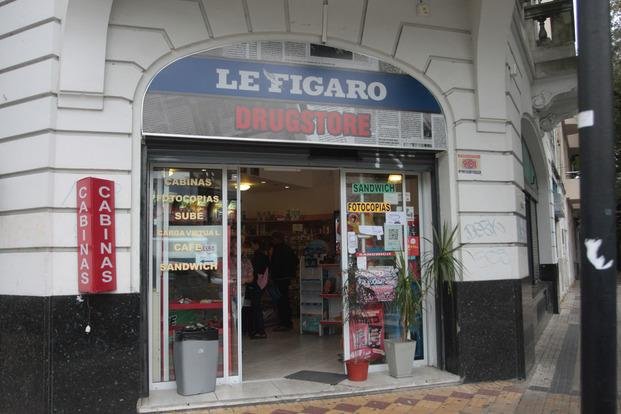 Sin sacarse el casco y con un arma, asaltó un kiosco en diagonal 80 y 3