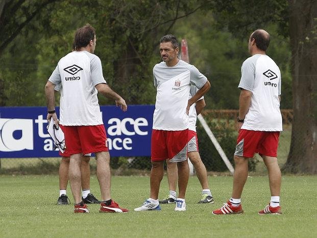 A la espera de Atlético, Estudiantes trabajó con pelota en City Bell