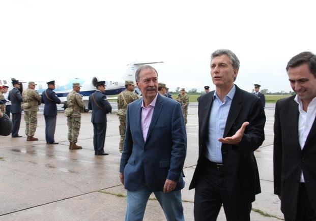 Una mujer empujó a Macri cuando saludaba a la gente en Córdoba