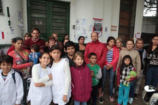 Protesta frente a escuela donde no hay clases desde hace un mes