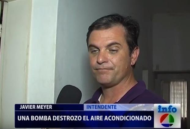 Denunciaba ataques y le tiraron una bomba de estruendo en cámara