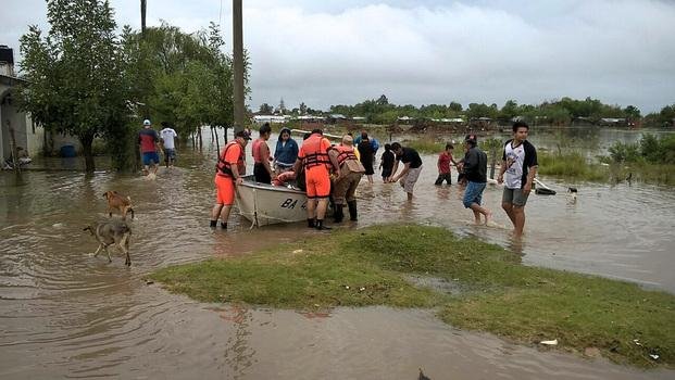 Dos muertos y varios pueblos aislados por las inundaciones en el Litoral