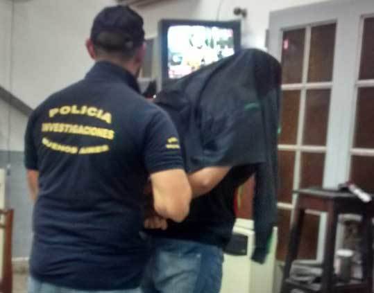 Los Hornos: fueron por violencia de género y hallaron tres armas