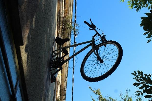 La llamativa bicicleta que nace de una pared