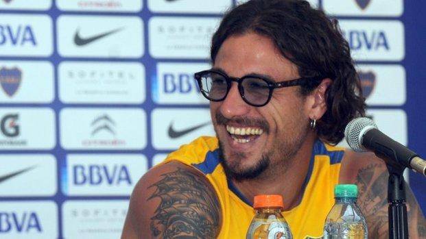 Daniel Osvaldo dice que le gente cree que porque le gusta el rock "me la paso tomando whisky y merca"