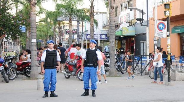 Policías locales salvaron la vida de un jubilado al practicarle maniobras de RCP