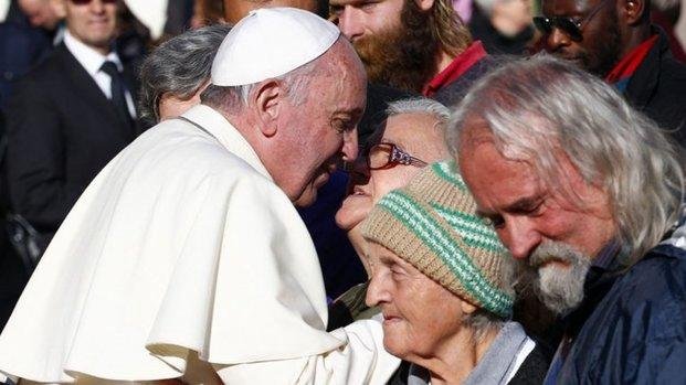 Francisco criticó a quienes juzgan "al pobre que pide una moneda para un vaso de vino"