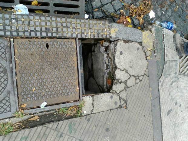 Deterioro de una boca de tormenta en Plaza Italia