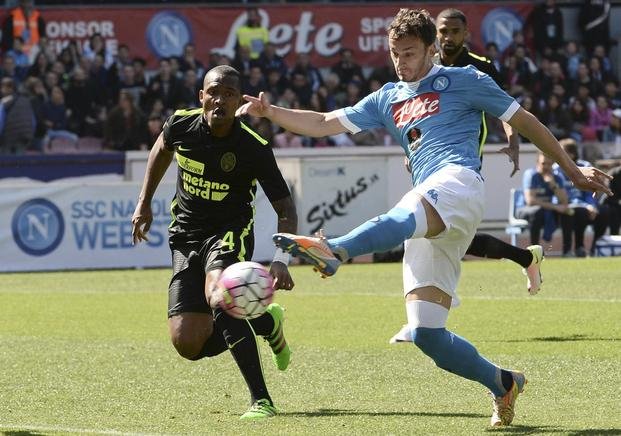 El Nápoli ganó sin el Pipita Higuaín y todavía da pelea a Juventus