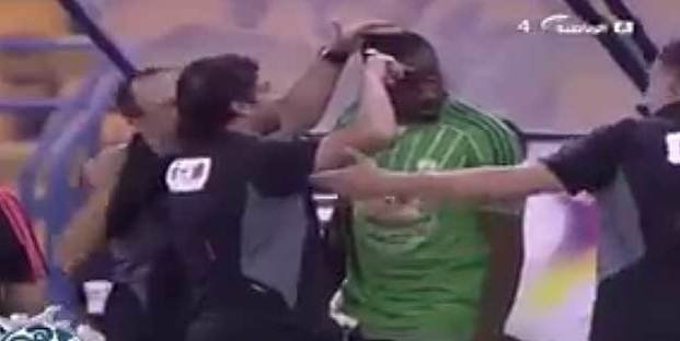 Un árbitro paró un partido para que le cortaran el pelo a uno de los arqueros
