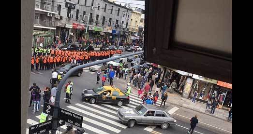 Amplio operativo policial en Flores para 
impedir que se instalen los "manteros"