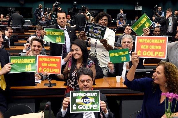 En la cuerda floja: avanza el juicio político contra Rousseff