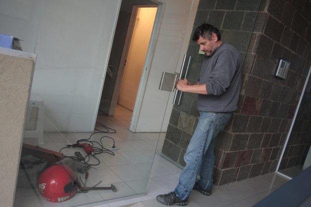 Destrozos en un consultorio de La Loma