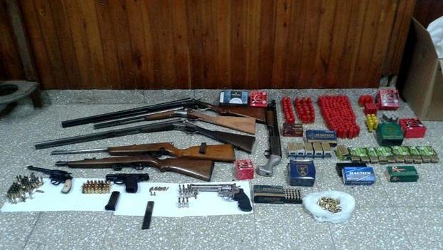 Habría amenazado a un vecino, le allanaron la casa y tenía un arsenal