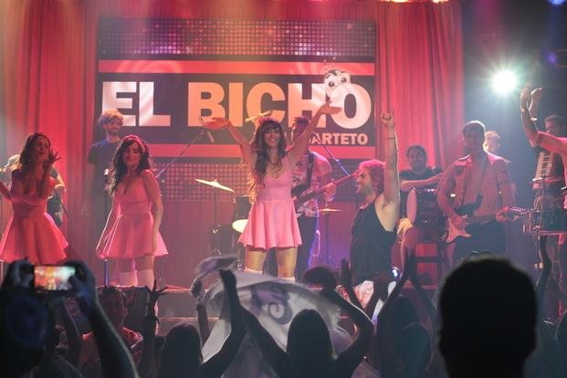 A puro cuarteto y con críticas a la tonada cordobesa, debutó “Educando a Nina”