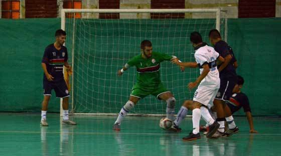 Ajustada caída en el debut