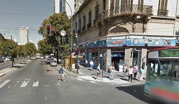 Destrozaron un blindex en casa de
electrodomésticos de 7 y 54
