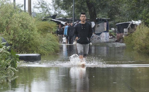 Derrumbes y evacuaciones por las lluvias que golpean al Litoral