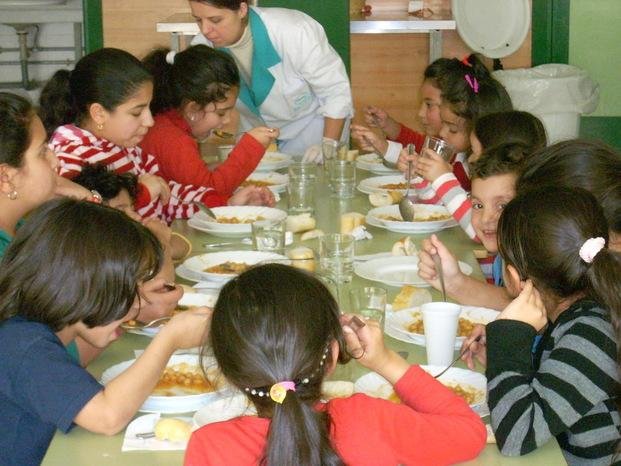 Polémica por recortes en cupos de comedores
