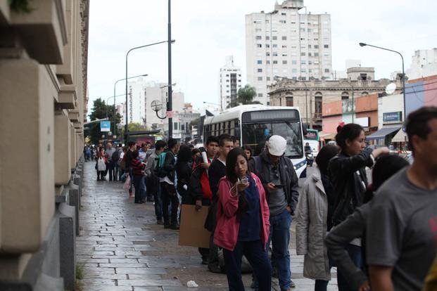 Más de una hora de espera para los micros que reemplazan al tren