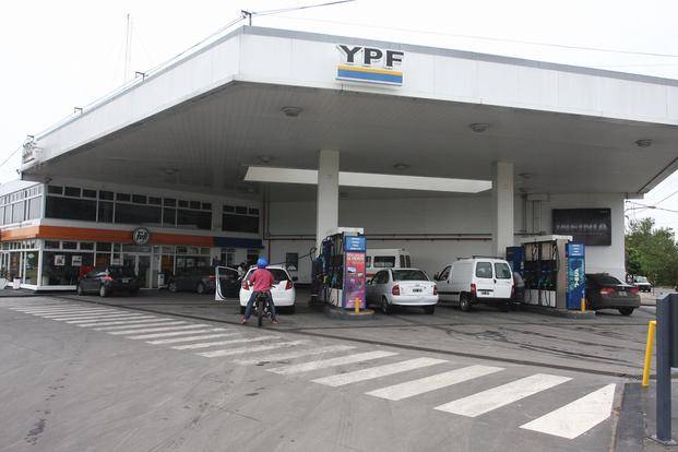 Un motochorro asaltó dos estaciones de servicio en la 72