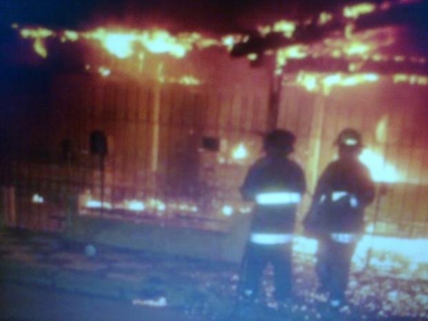 Un incendio dejó  sin vivienda a dos vecinos de Gonnet