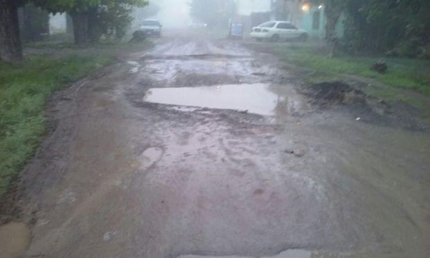 Cumplen un año de reclamos por enorme bache en 37, 131 y 132