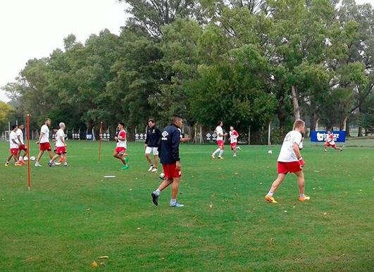 El Pincha entrenó bajo la niebla en el predio de City Bell