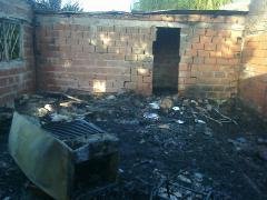 Un incendio dejó en la calle a una pareja y a sus dos pequeños hijos
