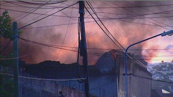 Se incendia un depósito con camiones en Caseros y vecinos debieron ser evacuados