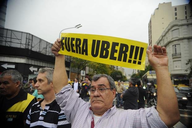 Tras el anuncio de viajes gratis hasta el miércoles allanaron Uber en Capital