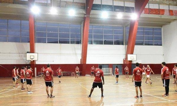 River entrenó bajo techo y el DT no pudo parar el equipo