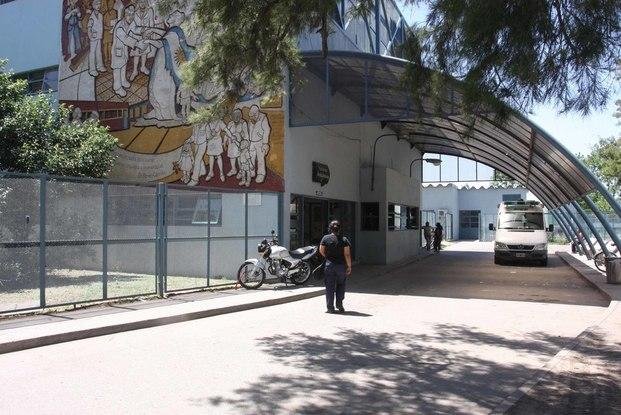 Un joven salió en defensa de su suegra, en Ringuelet, y terminó acuchillado