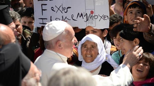 Francisco a los migrantes de Lesbos: "No están solos, vinimos a atraer la atención del mundo"