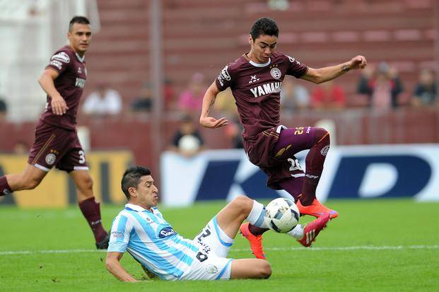 Con un polémico penal, Lanús ganó y es líder