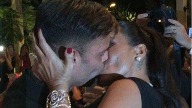 Pagó 90 mil dólares para 
besar a Ricky Martin