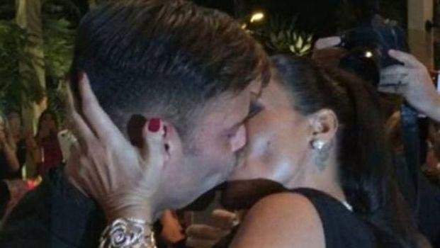 Tremendo: un beso de Ricky,  90 mil dólares
