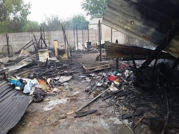 Se incendiaron cuatro casillas en Villa Castells y hubo dos heridos
