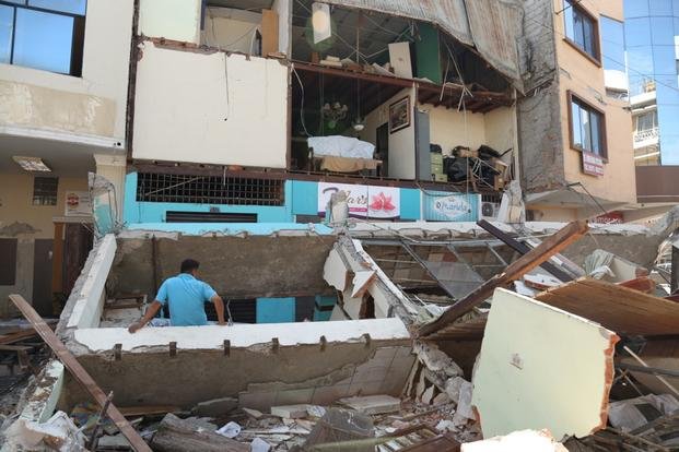 Son al menos 350 las víctimas fatales por terremoto en Ecuador