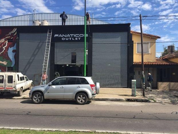 Desvalijaron un local de ropa deportiva 
en plena zona comercial de Los Hornos