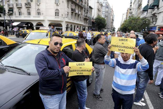 Taxistas platenses afirman que tienen una aplicación "mejor" que Uber
