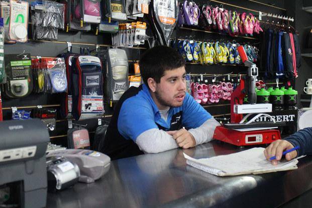 Los Hornos: saquearon una casa de deportes y se llevaron 200.000 pesos en mercadería