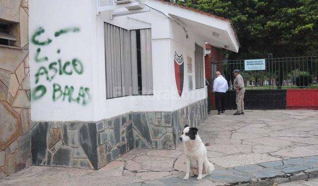 Otra vez la locura barrabrava con amenazas al plantel de Colón: "Clásico o balas"