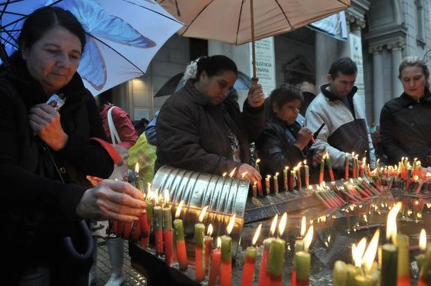 Miles de peregrinos bajo la lluvia para
venerar a San Expedito en Balvanera