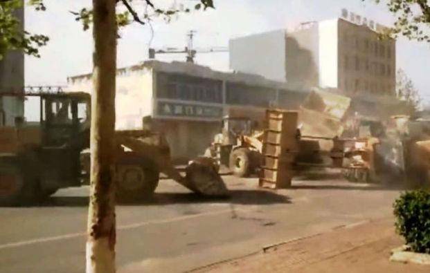 La titánica batalla callejera entre maquinas retroexcavadoras que impacta al mundo