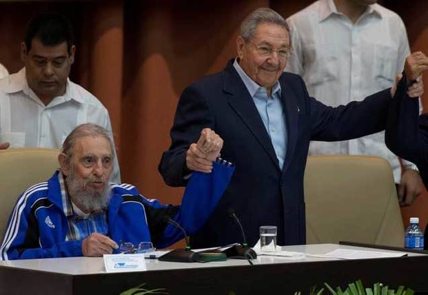 Fidel y Raúl Castro, en una virtual despedida al cerrar el Congreso del Partido Comunista