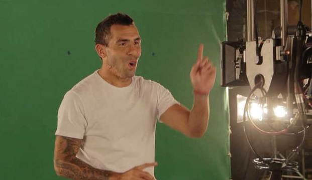 Tevez lejos de las canchas también es noticia: El "backstage" de una especial actuación para la TV