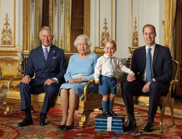 El principito Jorge le “roba” la foto a su bisabuela, la reina Isabel II, que cumple 90 años